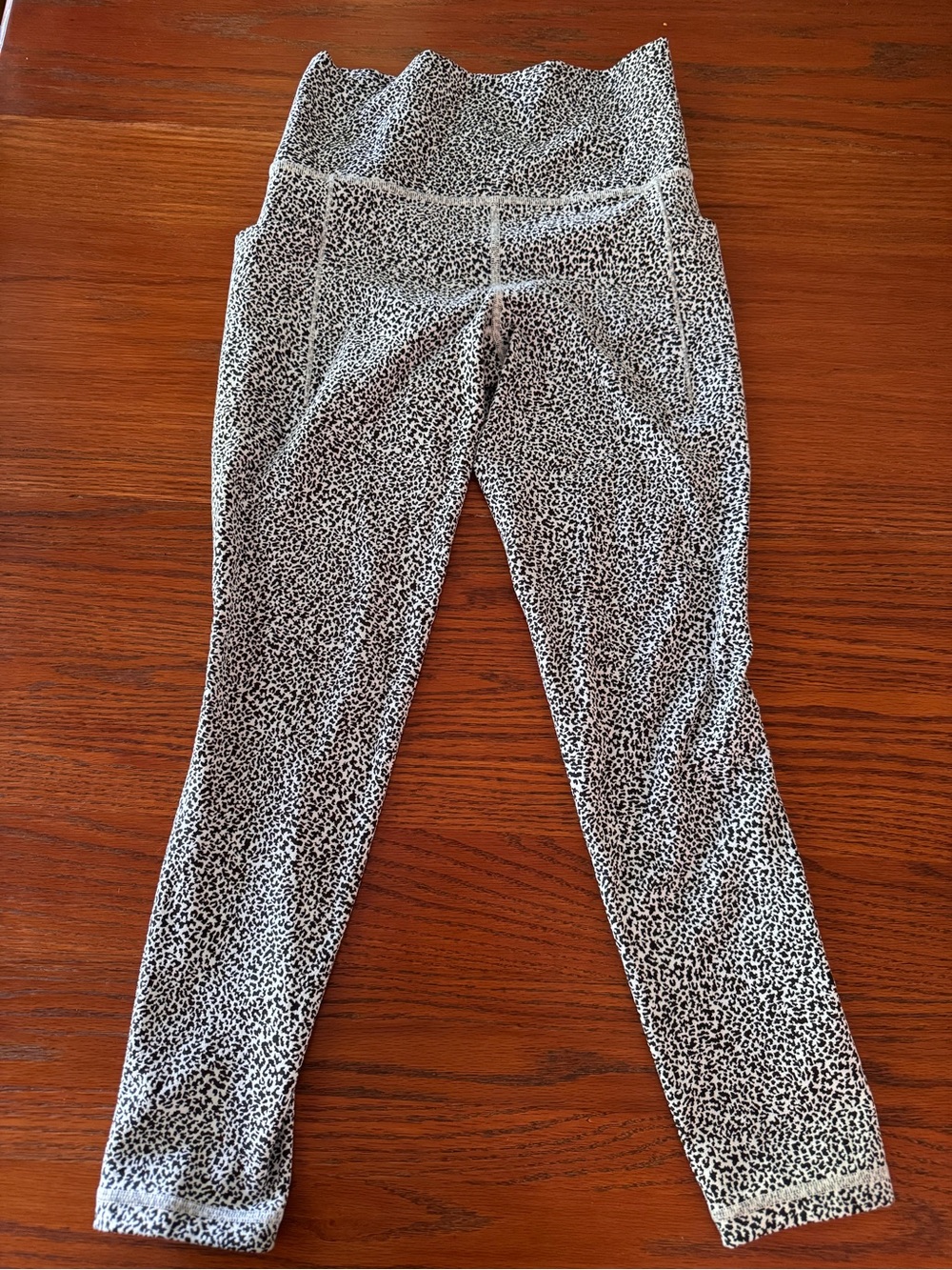 Athleta Black and White Printed Salutation 7/8 Length Stash Leggings XS